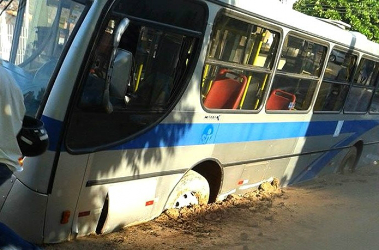 O asfalto cedeu e ônibus foi
