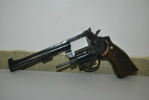 O revólver encontrado com o militar foi apreendido.Foto: Dourados News