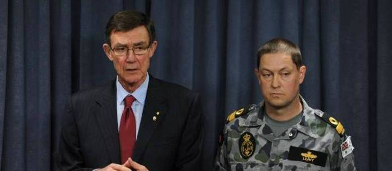 Angus Houston, coordenador da missão internacional, e Peter Leavy, comandante australiano, falam com jornalistas em coletiva de imprensa