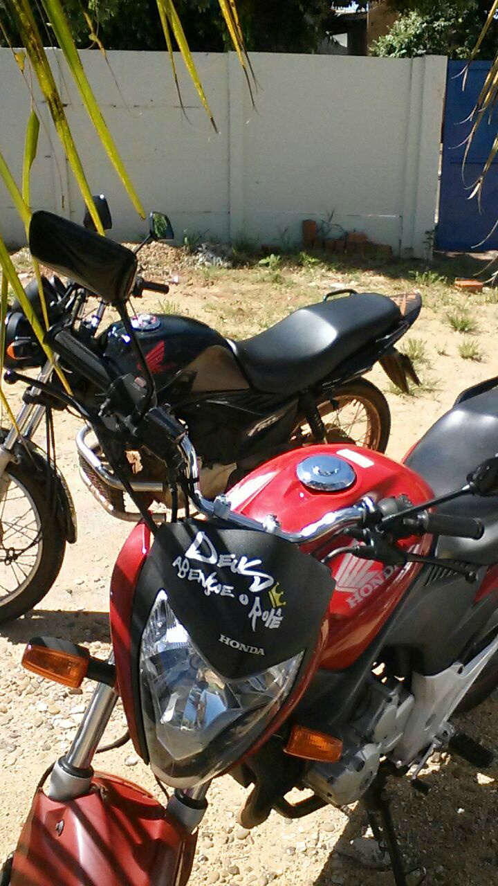 Motocicleta preta utilizada na ação e vermelha adquirida pelo neto (Foto: Assessoria)