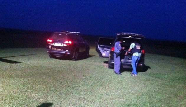 Policiais colocam na viatura os tabletes de droga. (Foto: Divulgação/Ata News) 