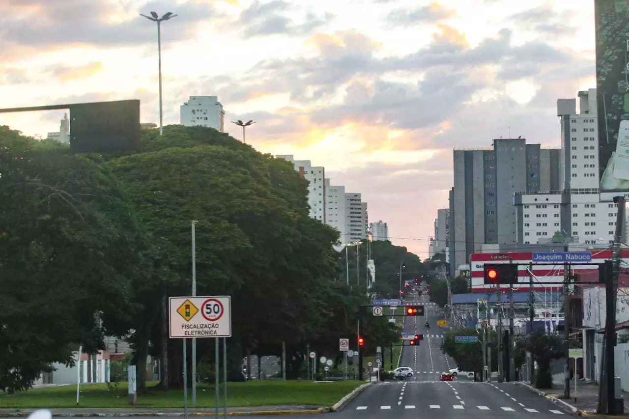 Céu claro na sexta-feira que amanhece em Campo Grande (Foto: Marcos Maluf)