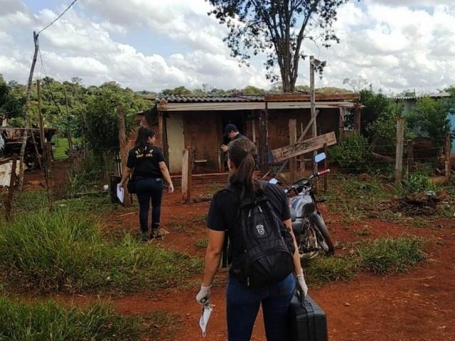 Peritos chegam à casa onde Rosimar foi julgada e condenada à morte (Foto: Adilson Domingos)