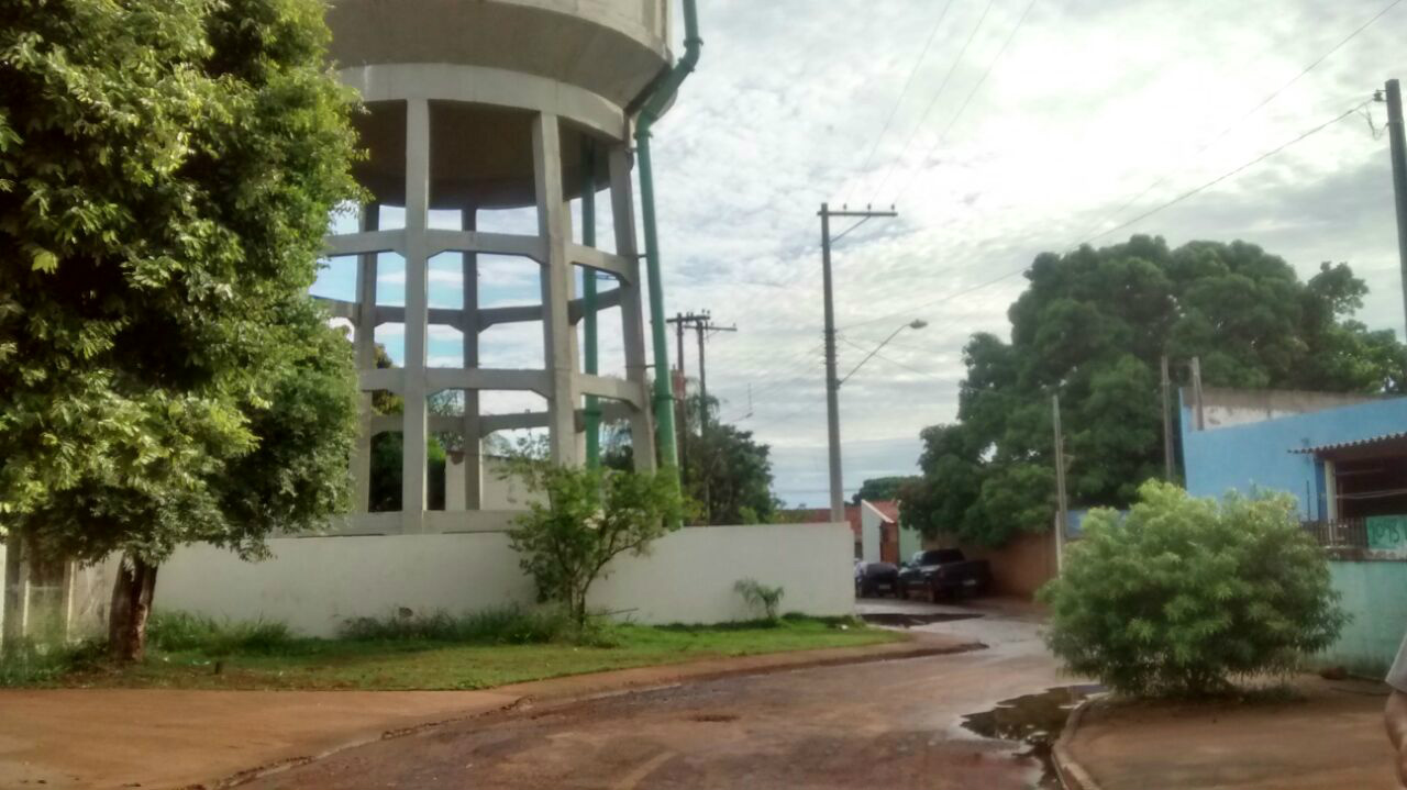 O desperdício de água  é evidente e segundo informações dos moradores, o vazamento ocorre há muito tempo e apesar de algumas pausas, ele sempre volta. Foto: Rádio Caçula.