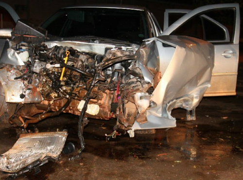 Veículo ficou com a parte frontal totalmente destruída - Foto: Chapadense News.