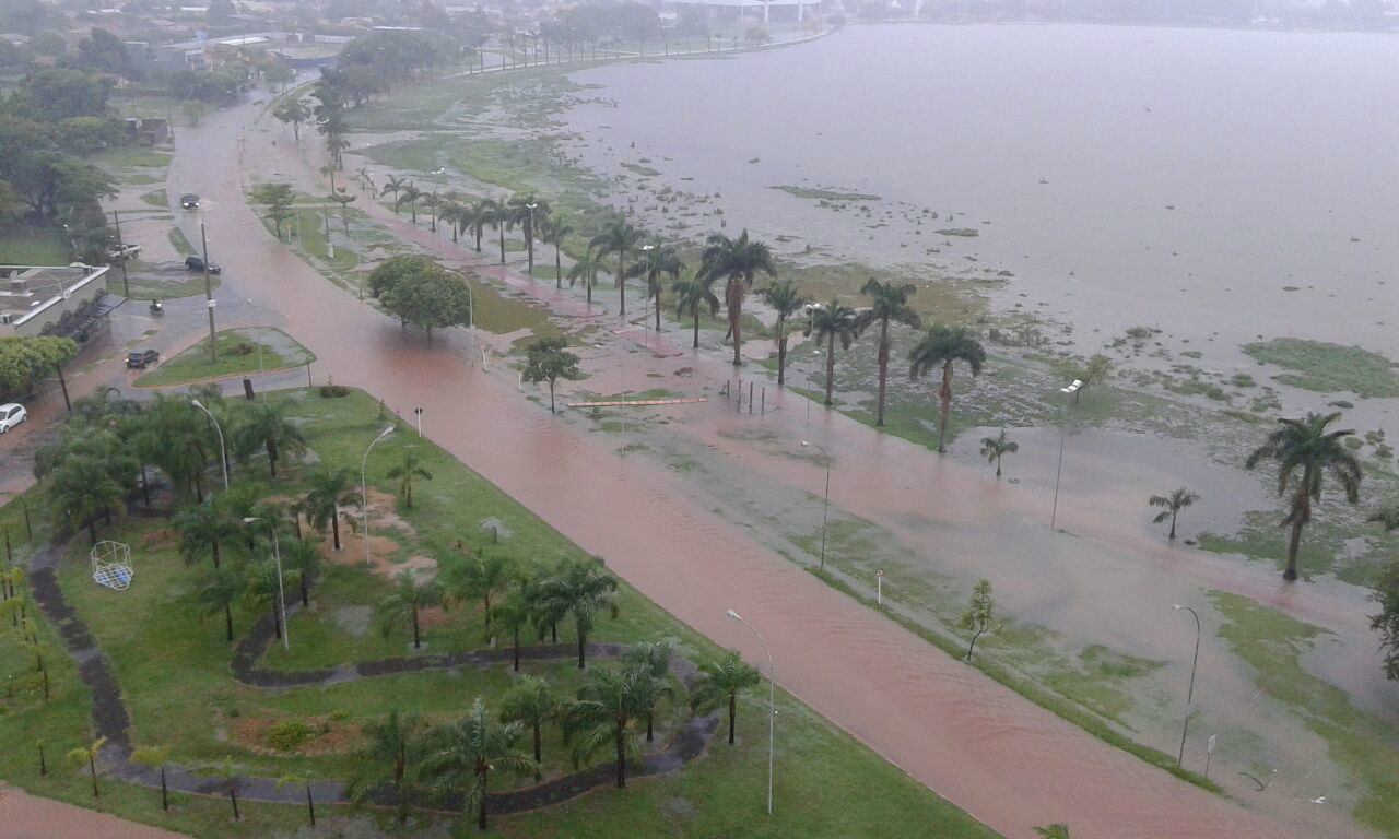 A Lagoa Maior transbordou em alguns pontos da circular após a chuva. 