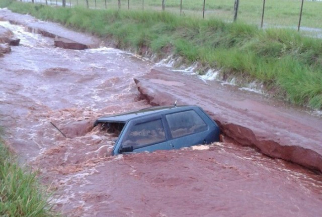 Carro foi levado pela enxurrada na Estrada do Pesqueiro Campestre. (Foto: WhatsApp/Jornal da Nova)