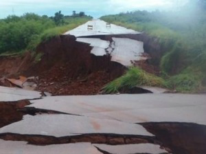 Parte do asfalto na rodovia, entre a MS-134 e MS-276, foi arrancando com a chuva. (Foto: Nova Notícias)
