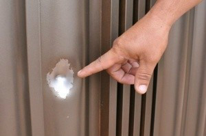 Tiros acertaram o portão e Artur Alves Ferreira, 54 anos, que morreu após ser levado ao hospital (Foto: Alcides Neto)