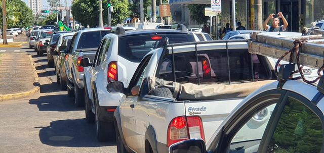O movimento tem como objetivo principal a reabertura dos estabelecimentos comerciais contra o Decreto Municipal nº 056, de 23 de março de 2020.  Foto: Rádio Caçula.