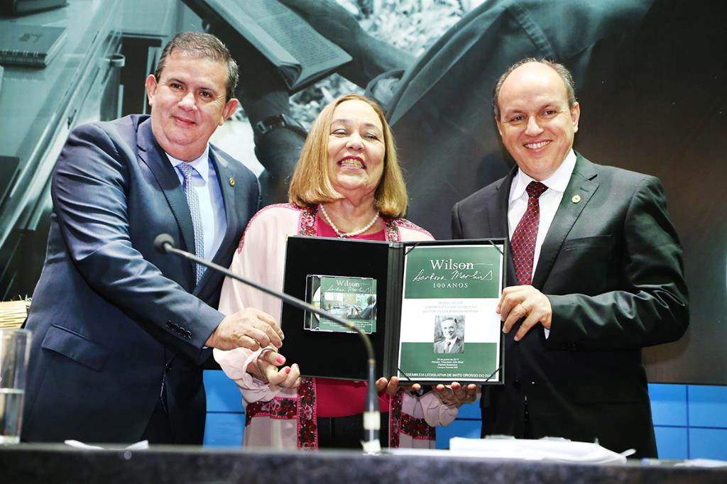 A família do homenageado com um dvd com vídeo elaborado pela TV Educativa na década de 80 com Wilson Barbosa Martins  - Foto: Victor Chileno