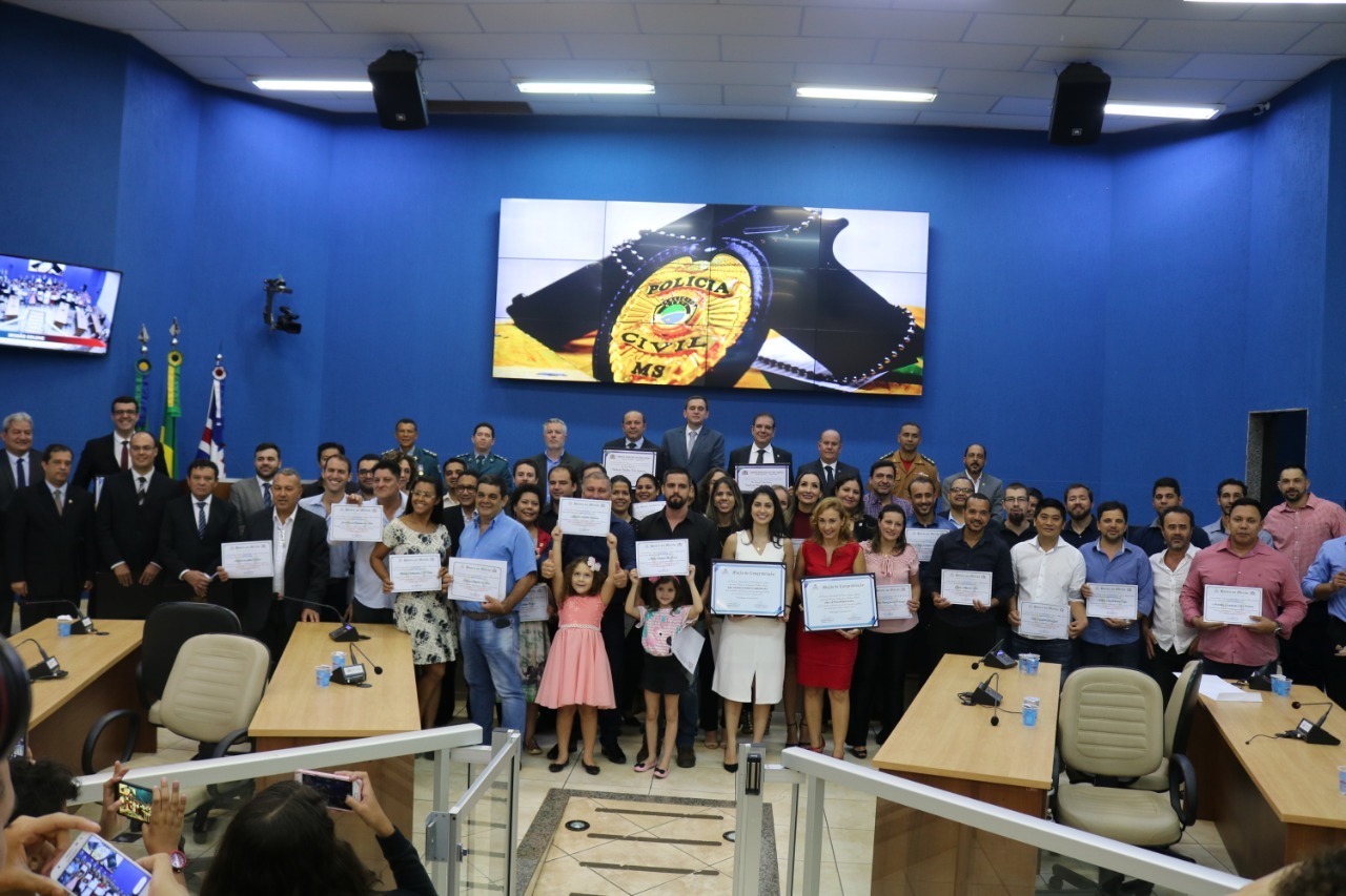 Aproximadamente 60 policias foram homenageados em sessão solene da Câmara, na última sexta (10). Foto: Assessoria/Rádio Caçula.
