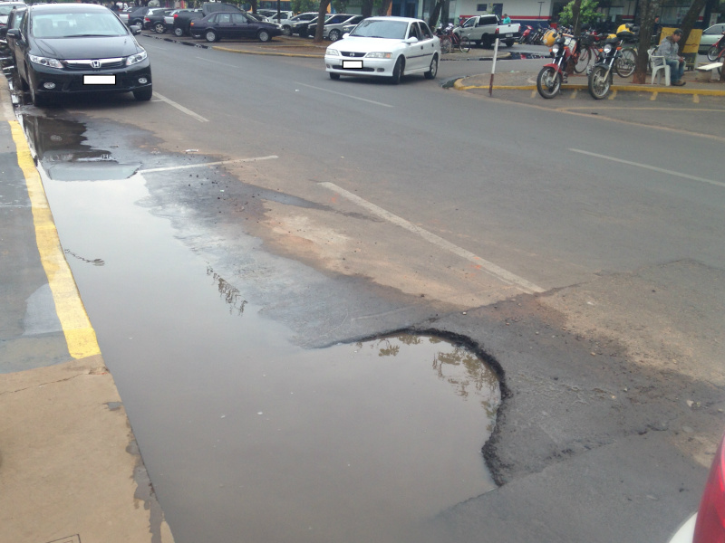 A água dificulta a visão do motorista em relação ao buraco.Foto:Rádio Caçula