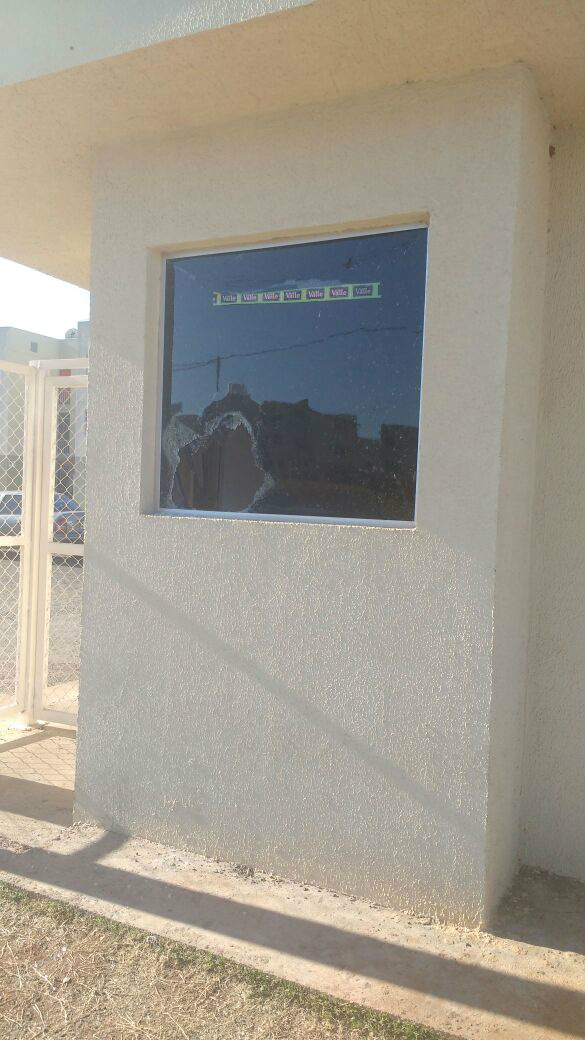 Portaria do recém inaugurado condomínio está depredada. Foto Divulgação Whatsapp