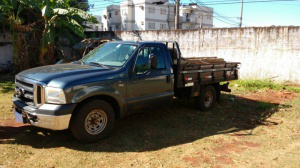 Caminhonete envolvida no acidente foi apreendida e levada à delegacia. (Foto: Julia Kaifanny)