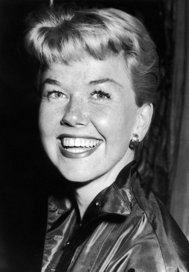 A atriz e cantora americana Doris Day em foto de 1955 feita em Londres. — Foto: Bob Dear/AP