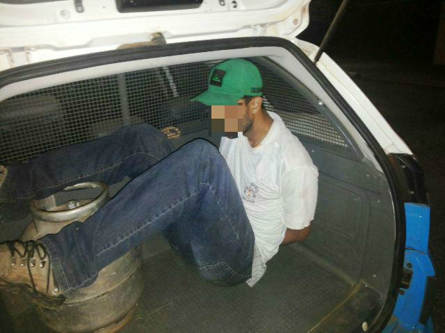 J. M. B. de 25 anos flagrado pela polícia com um botijão e uma bicicleta não conseguiu explicar a origens dos mesmos e acabou apreendido.