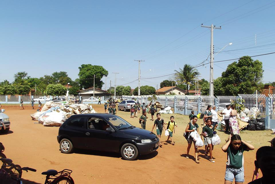 Alunos com suas arrecadações.Foto: Escola Capitão Olinto Mancini