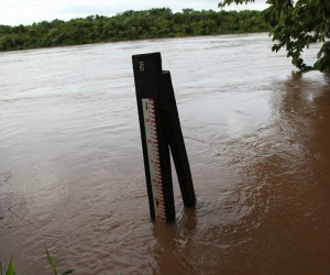 Na manhã desta quarta-feira, nível baixou um pouco e chegou aos 4,38 metros (Foto: Angela Bezerra)