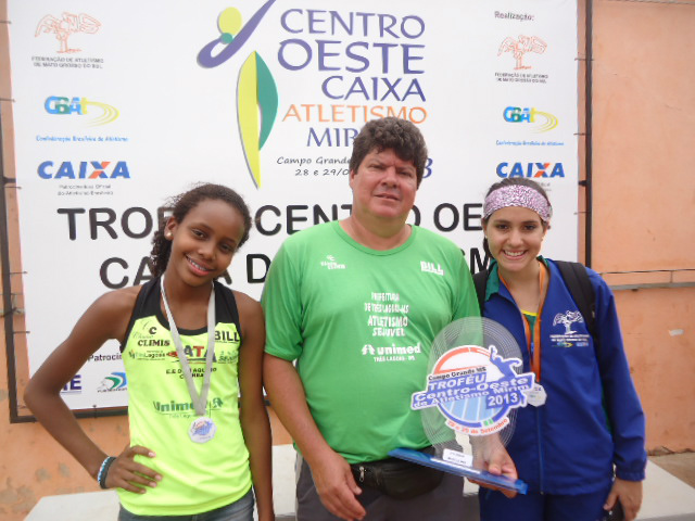 Natalia, professor Reynaldo e ThaisFoto: Assessoria