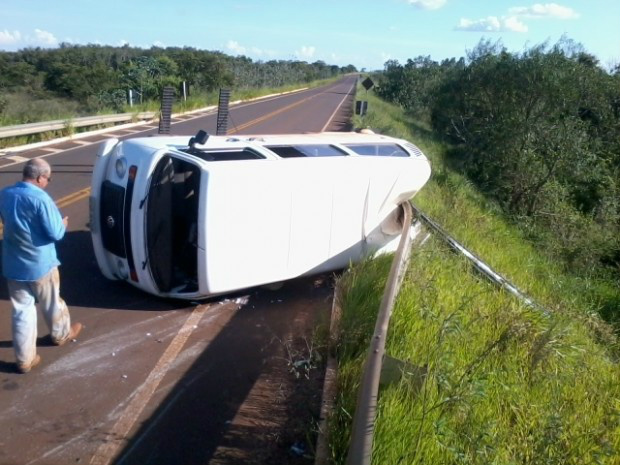 Veículo foi amparado pelo guardrail existente às margens da rodovia (Foto: Nova News )
