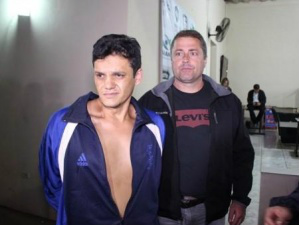 Jeferson estava escondido em uma mata no Bairro Sarandi, mas quando foi preso caminhava pela rua. Ele não reagiu a prisão e pediu perdão aos policiais. Ainda estão foragidos os outros dois suspeitos, Edneu Sampaio da Silva, 27 anos, e Éder Scorpioni, 20 anos. O rapaz preso confessou os dois crime e disse que estava bêbado e drogado.Crime - A travesti estava na rua, quando foi surpreendida por três homens em veículo Monza azul. Um deles, Jeferson, armado com uma faca, desceu do carro, anunciou assalto e em seguida esfaqueou a vítima.A jovem foi morta com um golpe de faca, que foi dá barriga até a região do peito. Em seguida, o bandido entrou no carro e fugiu com os dois comparsas. Eles foram para a Rua Brasil, onde abordaram e mataram o tratorista Roberto Aparecido de Souza, 41 anos, também durante roubo.A campo-grandense estava morando em Maringá há pouco mais de seis meses. A prisão de Jeferson foi realizada por policiais. A prisão de Jeferson foi realizada por policiais da 9º subdivisão de Polícia Civil de Maringá.