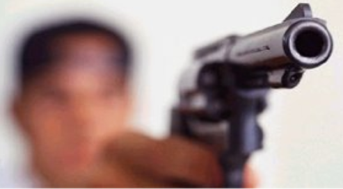 Conforme os relatos, o homem estava muito nervoso e exigiu que a mulher lhe passasse todo o dinheiro do caixa. Repetidas vezes ele bateu com o simulacro na caixa registradora afim de intimidar as vitimas. Foto: Divulgação 