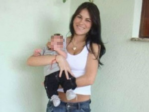 Eliza e o filho, que ela garantia ser do ex-goleiro (Foto: Facebook/Reprodução)