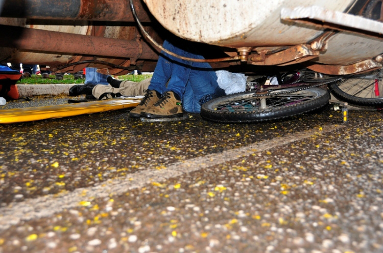 O ciclista foi parar embaixo do caminhão.Foto: Nova News
