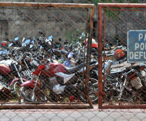 Pátio da delegacia está abarrotado de motocicletas apreendidas (Foto: Valdenir Rezende / Correio do Estado)