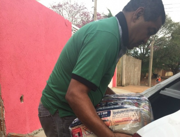 A Rádio Caçula entrega alimentos que foram doados a Adriano.