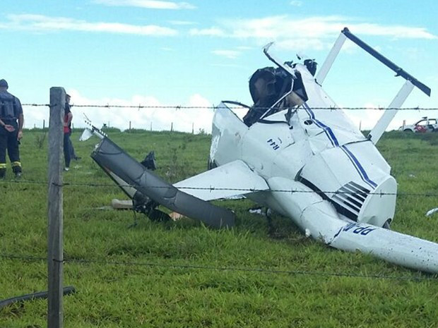 Helicóptero ficou destruído com a queda (Foto: Arquivo Pessoal)