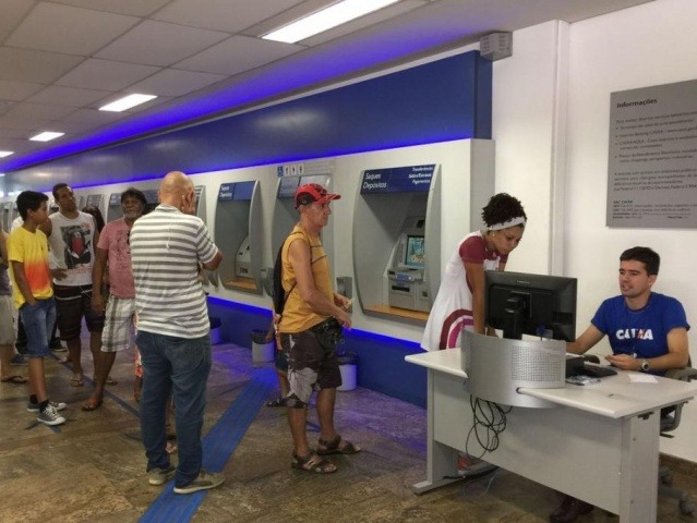 Clientes recebem atendimento em agência da Caixa (Foto: Cristina Indio do Brasil/Agência Brasil)