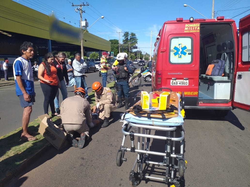 A equipe do Corpo de Bombeiros, resgatando Ademir (67) no local) Foto: Divulgação