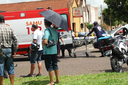 Vítima de acidente no Centro de Araçatuba, sendo socorrida pelo Samu. Foto: Ata News 
