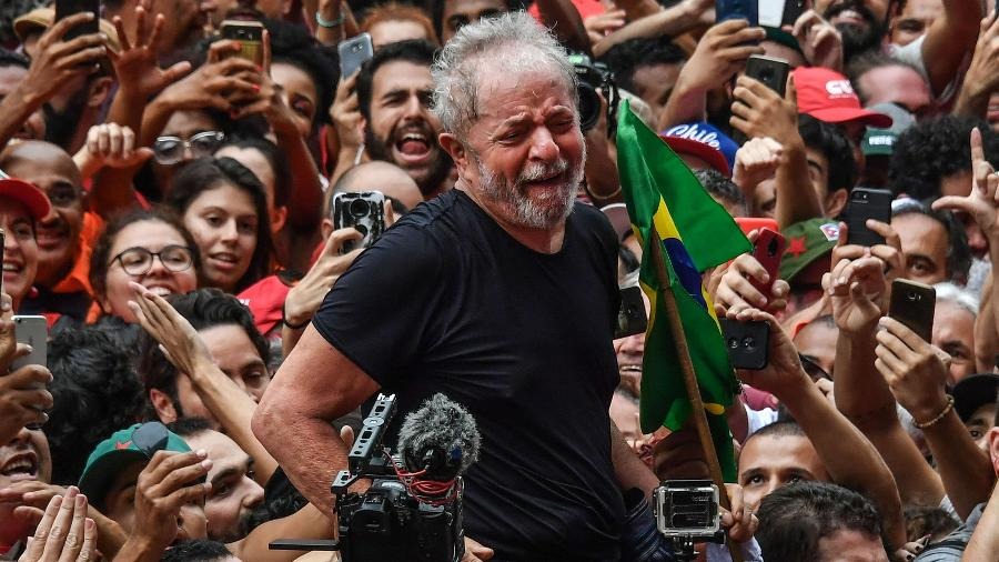 Lula na multidão em São Bernardo do Campo – Foto: Nelson Almeida/AFP