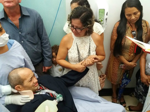 Casal comemorou 30 anos de casado ao lado de parentes e médicos (Foto: Arquivo Pessoal)