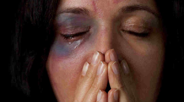 A mulher foi agredida e colocada pra fora de casa