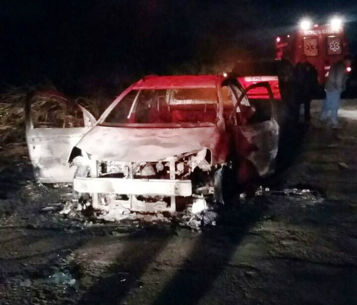Por motivos desconhecidos o veículo Toyota Etios, placas de Andradina, que seguia pela MS-395 em direção a Bataguassu teria vindo a pegar fogo. Foto: Da Hora Bataguassu