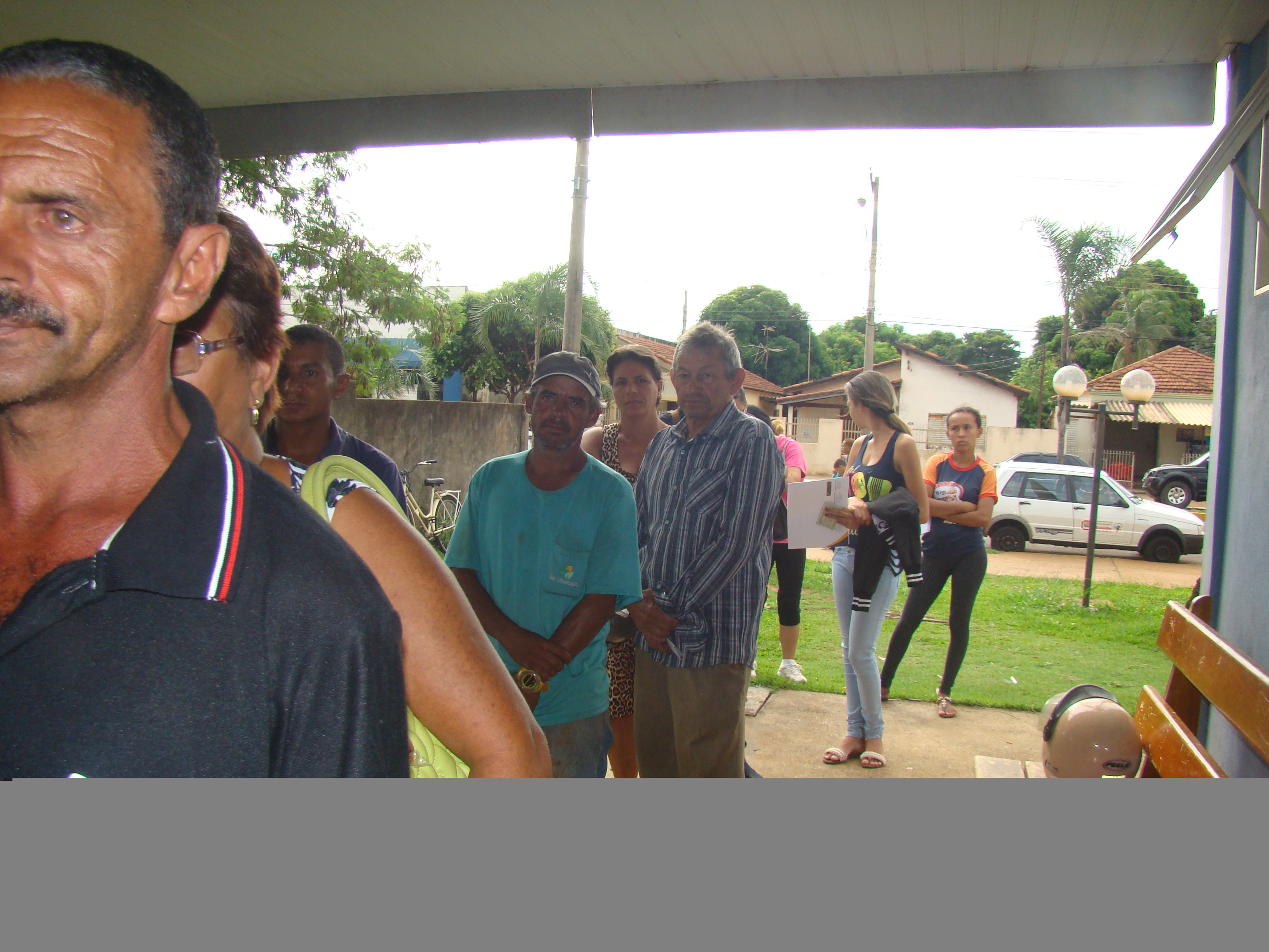 Em muitos casos, após a longa espera, a população retorna para casa de mãos vazias devido a falta dos medicamentos