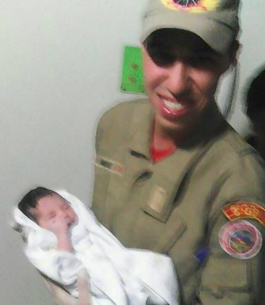 O cabo Joeber, o Soldado Wolnei e o Sargento Teixeira, atenderam a ocorrência e ajudaram a mãe em seu trabalho de parto. Foto: Divulgação Whasapp