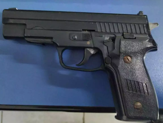 Arma de airsoft que estava com o motorista. (Foto: Divulgação/GCM)