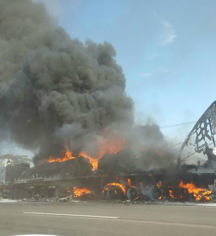 A carreta que estava completamente carregada pegou fogo na pista. Foto: Divulgação Whatsapp