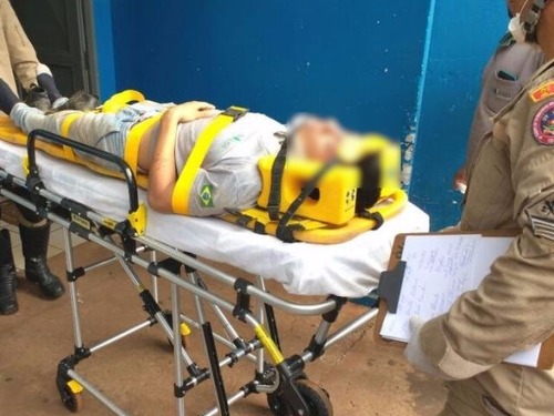 Funcionário de indústria de vidro é socorrido por bombeiros (Foto: Adilson Domingos)