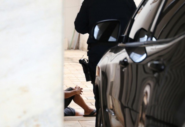 Suspeito foi preso e levado para DEPCA, em Campo Grande (Foto: Paulo Francis)