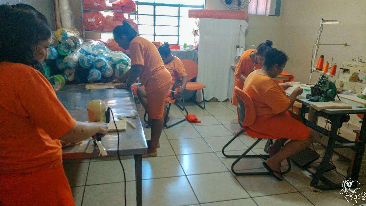 Reeducandos da Penitenciária de Três Lagoas (MS), fabricam máscaras e capotes para Hospital Auxiliadora e Cassems. Foto: Agepen