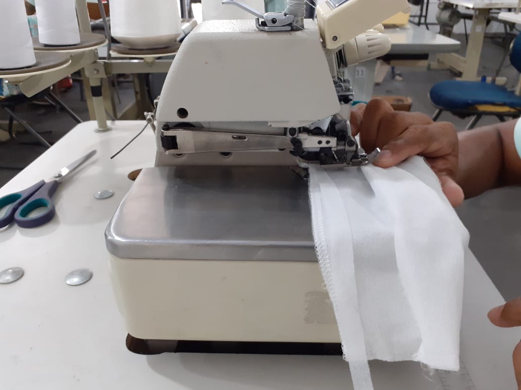 Reeducandos da Penitenciária de Três Lagoas (MS), fabricam máscaras e capotes para Hospital Auxiliadora e Cassems. Foto: Agepen