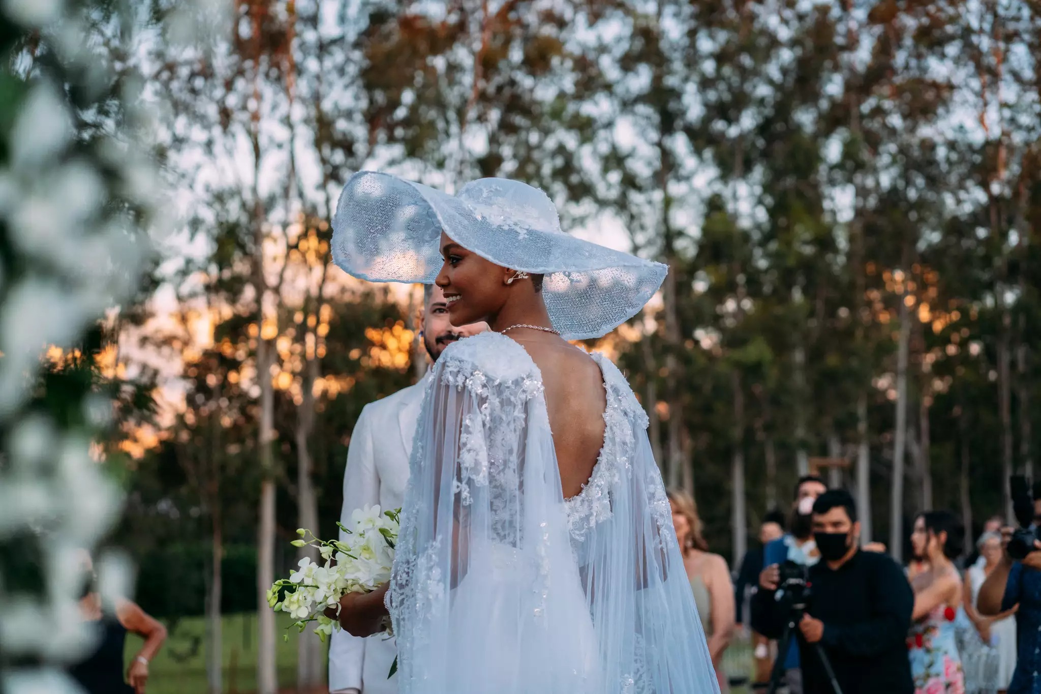 Miriam, a noiva, abandonou o vestido e se casou de macacão e chapéu estilosos. (Foto: @Pedredp) - CREDITO: CAMPO GRANDE NEWS