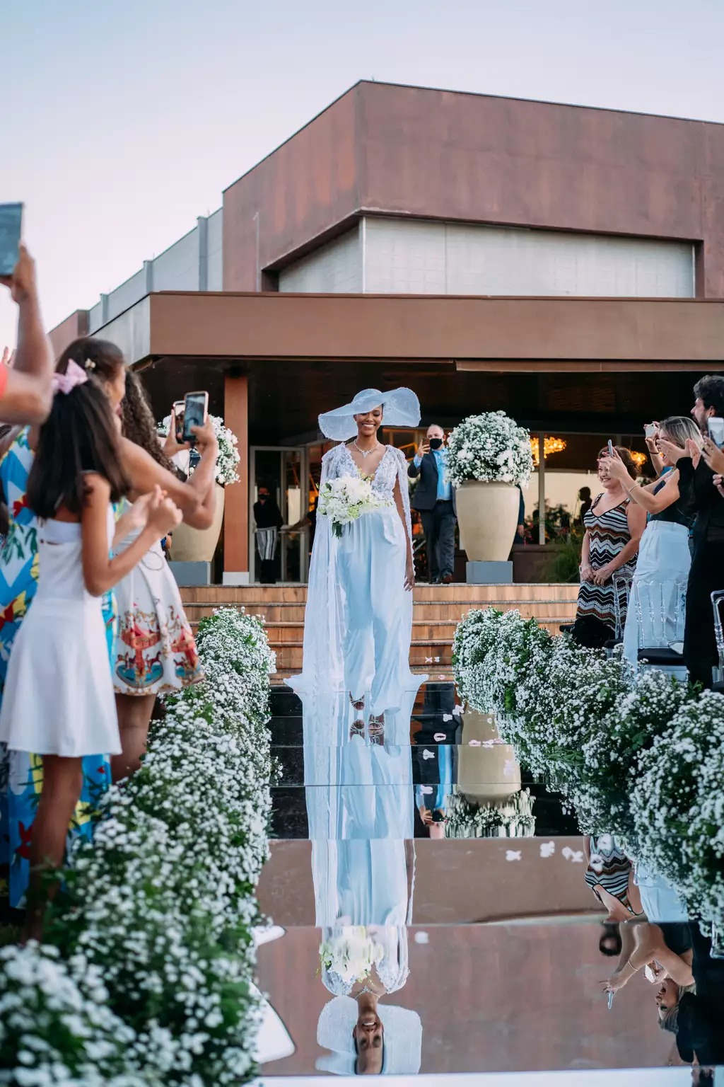 Miriam indo encontar Rafael no altar. (Foto: @Pedredp)