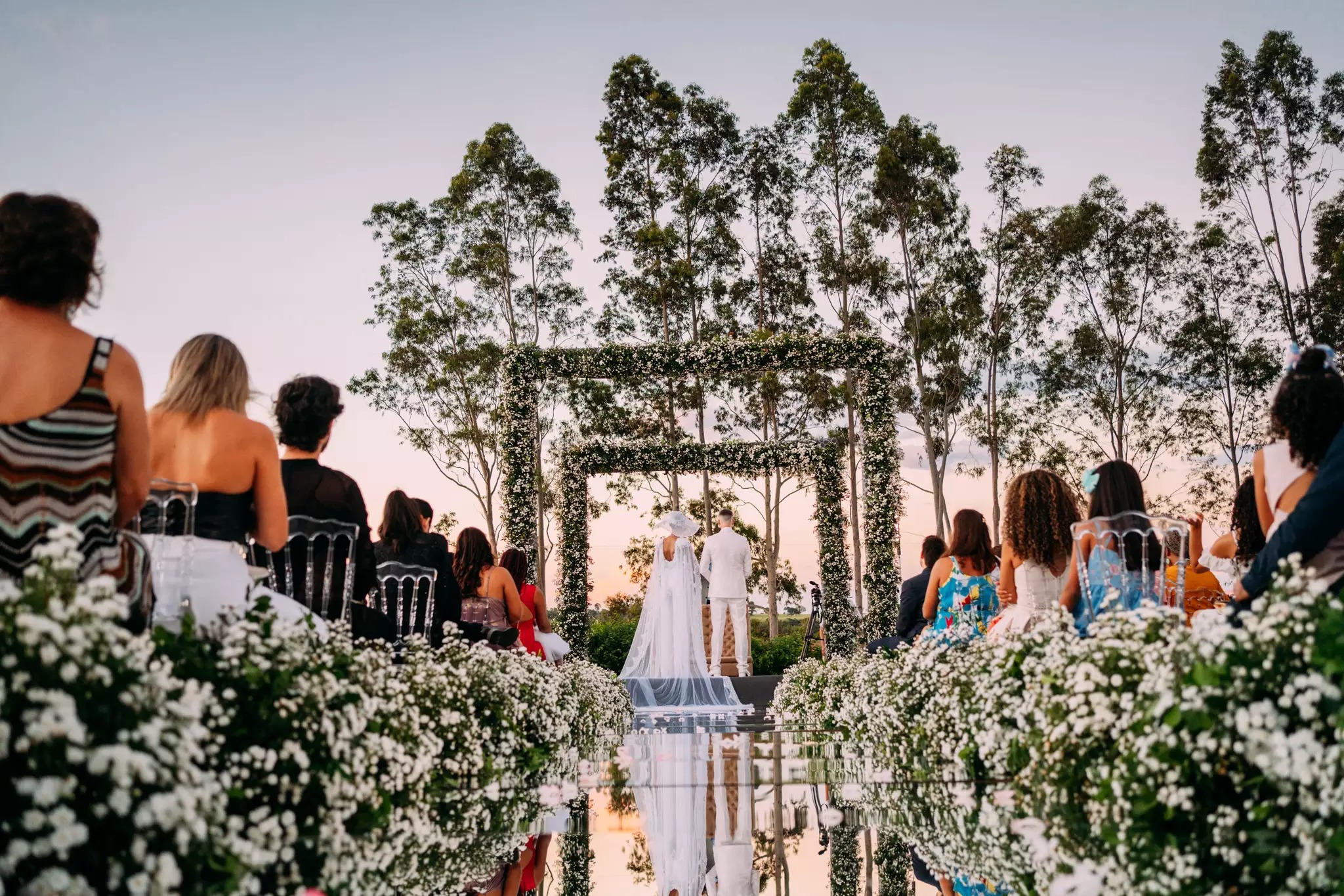 O casal disse "sim" numa cerimônia ao ar livre e com o pôr do sol como convidado. (Foto: @Pedredp)O casal disse